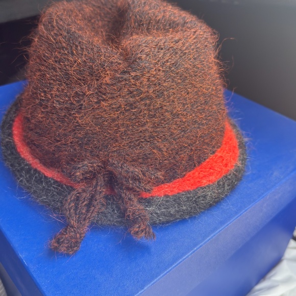 Vintage Yves Saint Laurent Paris-New York Wool Hat – Red & Black - Picture 3 of 3
